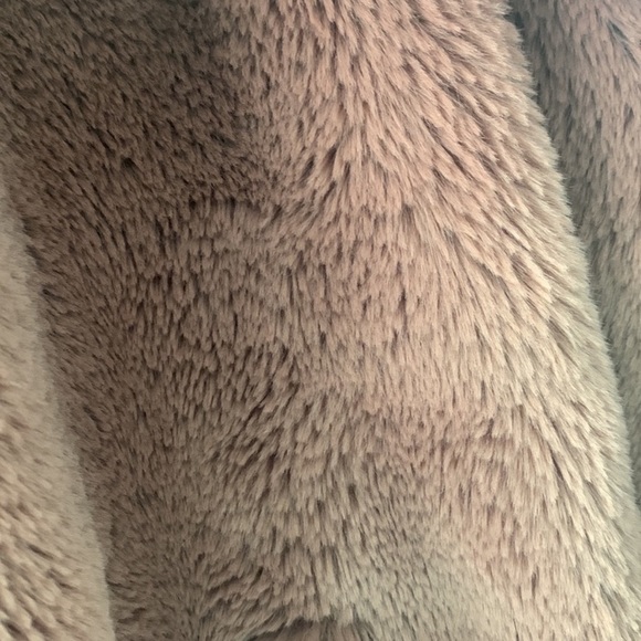 NWOT Urban Outfitters Oversized Faux Fur Coat - Picture 9 of 9